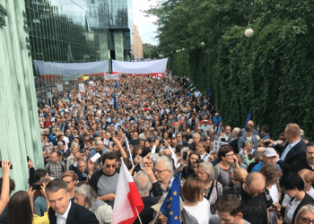 Protesty przed Sądem Najwyższym. Kilkaset osób manifestowało przeciwko łamaniu konstytucji [FOTO+WIDEO]