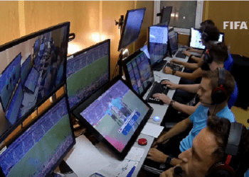 FIFA planuje zmiany. Chce udostępnić kibicom treści rozmów sędziów z arbitrami obsługującymi VAR