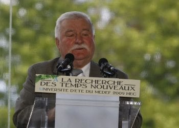 Lech Wałęsa będzie miał kłopoty! Jest stanowisko policji ws. wpisu byłego prezydenta, w którym groził użyciem broni