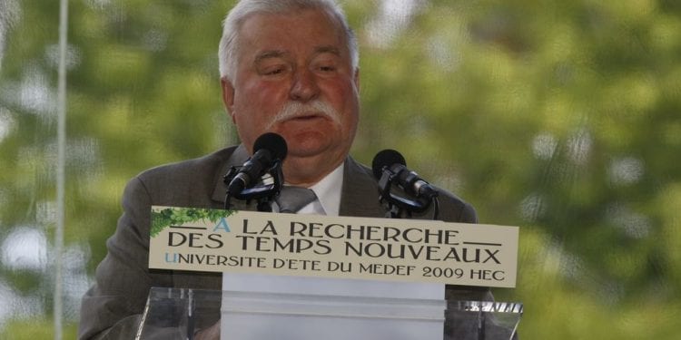 Lech Wałęsa będzie miał kłopoty! Jest stanowisko policji ws. wpisu byłego prezydenta, w którym groził użyciem broni