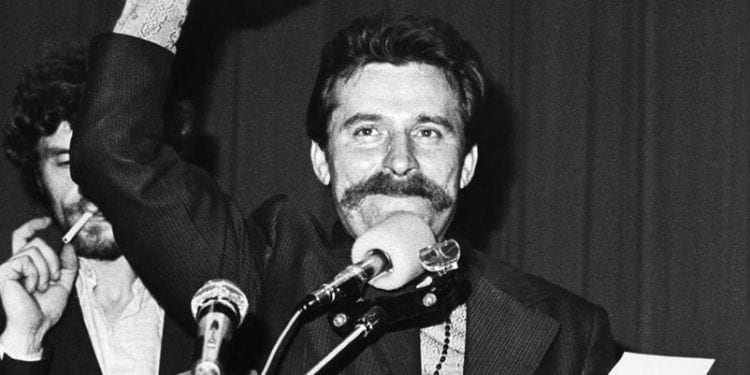 Sławomir Cenckiewicz ujawnił nazwisko człowieka, który zaoferował Wałęsie broń. Wyjaśnił też, kiedy miało to miejsce