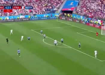 Fatalny błąd bramkarza Urugwaju podczas ćwierćfinału MŚ. Strzelec gola sam nie mógł w to uwierzyć [WIDEO]