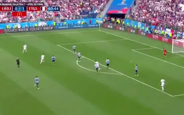 Fatalny błąd bramkarza Urugwaju podczas ćwierćfinału MŚ. Strzelec gola sam nie mógł w to uwierzyć [WIDEO]