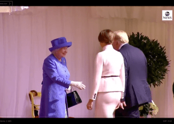 Donald Trump spotkał się z królową Elżbietą II. Tak wyglądało powitanie [WIDEO]