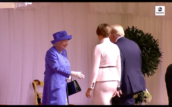 Donald Trump spotkał się z królową Elżbietą II. Tak wyglądało powitanie [WIDEO]