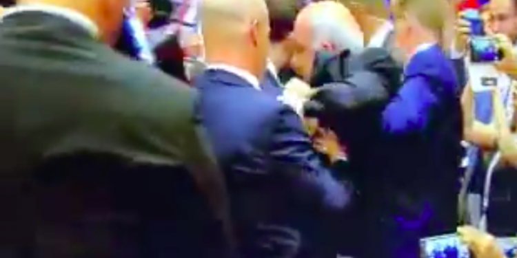 Na szczycie Trump-Putin doszło do awantury. Jeden z dziennikarzy wyprowadziny z sali! [WIDEO]