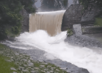 Zerwany most i szlaki zamienione w rwące potoki. Tragiczny bilans ulew w Tatrach [WIDEO]