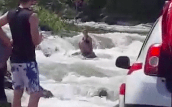 Wypadek podczas kajakarskiego spływu. Kilkanaście osób wpadło do wody! [WIDEO]