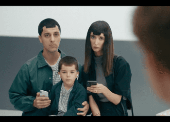 Samsung drwi z iPhone X. W swoich reklamach ostro naśmiewa się z Apple [WIDEO]