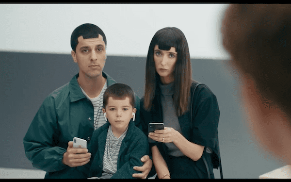 Samsung drwi z iPhone X. W swoich reklamach ostro naśmiewa się z Apple [WIDEO]