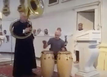 Kim jest ksiądz, który pożegnał Korę? To zwolennik WOŚP i była twarz TVP! [WIDEO]