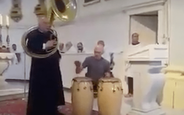 Kim jest ksiądz, który pożegnał Korę? To zwolennik WOŚP i była twarz TVP! [WIDEO]