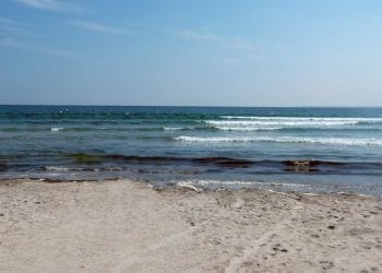 Złe wieści dla planujących urlop nad Bałtykiem. Niemal 30 plaż z zakazem kąpieli!