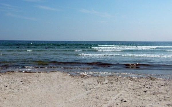 Złe wieści dla planujących urlop nad Bałtykiem. Niemal 30 plaż z zakazem kąpieli!