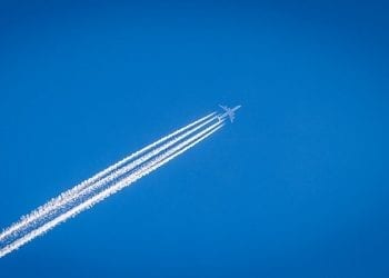 Czym jest biała smuga, którą zostawia za sobą samolot? Naukowiec tłumaczy