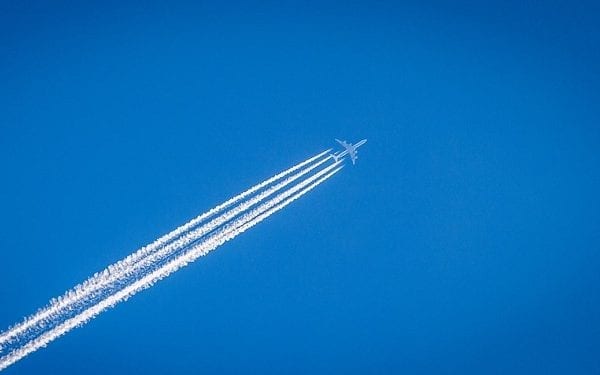 Czym jest biała smuga, którą zostawia za sobą samolot? Naukowiec tłumaczy