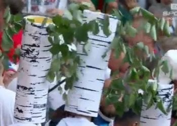 Rosyjscy kibice przyszli na mecz w czapkach w przypominających brzozy. Polacy twierdzą, że to drwiny z tragedii smoleńskiej [WIDEO]