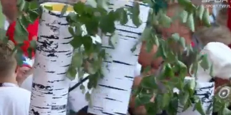 Rosyjscy kibice przyszli na mecz w czapkach w przypominających brzozy. Polacy twierdzą, że to drwiny z tragedii smoleńskiej [WIDEO]