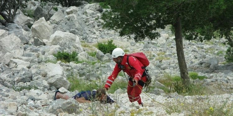 Akcja ratunkowa w Chorwacji. Polscy turyści utknęli na stromym zboczu. Na nogach mieli… plastikowe klapki [FOTO]