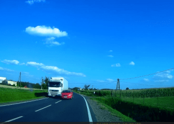 O włos od tragedii! Kobieta wyprzedzała ciężarówkę na zakręcie. Nie sprawdziła, czy ma miejsce… [WIDEO]