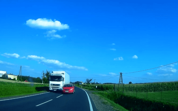 O włos od tragedii! Kobieta wyprzedzała ciężarówkę na zakręcie. Nie sprawdziła, czy ma miejsce… [WIDEO]