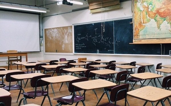 Duże zmiany w szkołach. Rozporządzenie MEN wprowadza m.in. dłuższe przerwy i obowiązkowe szafki!