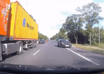 Kobieta jechała na „czołówkę”. Jej piracki rajd zarejestrował inny kierowca [WIDEO]