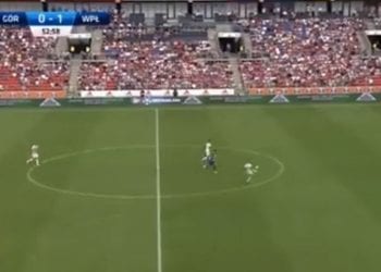 Angielski profil na FB drwi z kuriozalnej akcji piłkarzy polskiej ekstraklasy. Pogubili się wszyscy: obrońca, napastnik i bramkarz! [WIDEO]