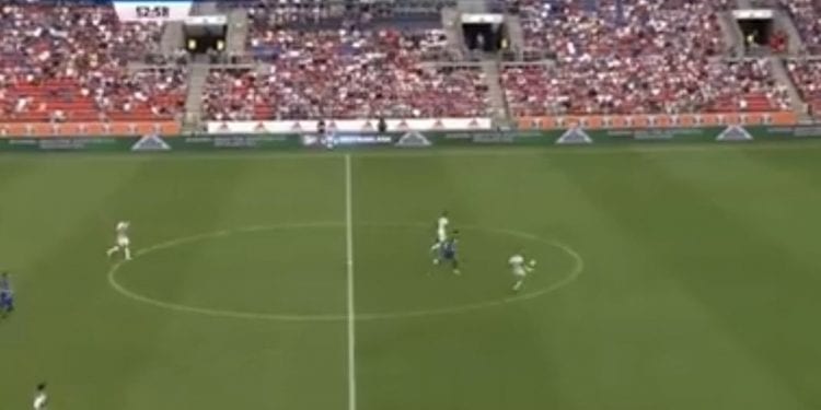 Angielski profil na FB drwi z kuriozalnej akcji piłkarzy polskiej ekstraklasy. Pogubili się wszyscy: obrońca, napastnik i bramkarz! [WIDEO]