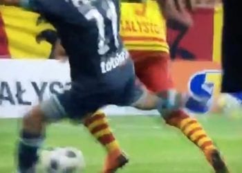 Wyjątkowo brutalny faul Sławomira Peszki! Piłkarz z całej siły kopnął swojego rywala. „Powinni go zabrać na posterunek”[WIDEO]