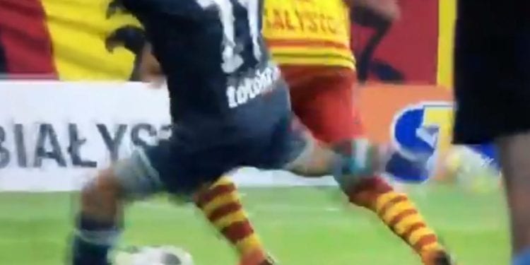 Wyjątkowo brutalny faul Sławomira Peszki! Piłkarz z całej siły kopnął swojego rywala. „Powinni go zabrać na posterunek”[WIDEO]