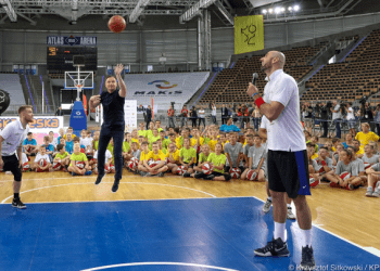 Andrzej Duda odwiedził uczestników Marcin Gortat Camp. Prezydent spróbował swoich sił na boisku [FOTO+WIDEO]