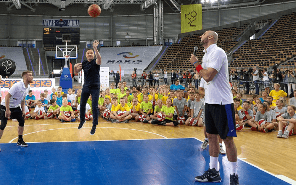 Andrzej Duda odwiedził uczestników Marcin Gortat Camp. Prezydent spróbował swoich sił na boisku [FOTO+WIDEO]