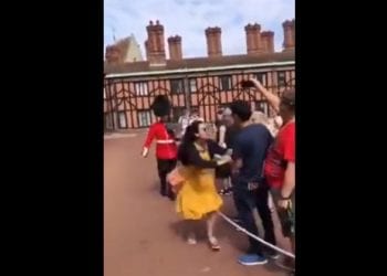 Brytyjski gwardzista zepchnął turystkę z przejścia. Nagranie podbija sieć [WIDEO]