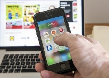 Młodzi konsumenci rzadko porównują kilka ofert na raz. Zamiast papierowej wersji wolą e-wydanie