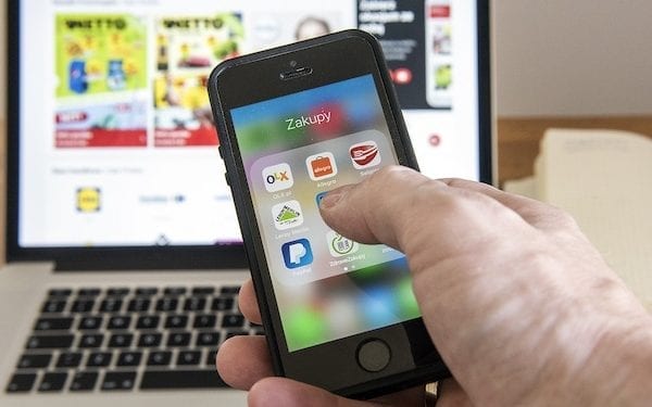 Młodzi konsumenci rzadko porównują kilka ofert na raz. Zamiast papierowej wersji wolą e-wydanie