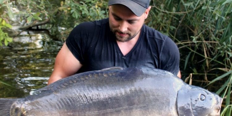 Gosławice: wędkarz złapał gigantycznego karpia. „Zabrakło 100 gram do wyrównania rekordu Polski”