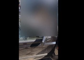 Mężczyzna zatrzymał pijanego kierowcę. Miał 2 promile i był wściekły! „Dzwoń k***a, bo chcę do chałupy” [WIDEO]