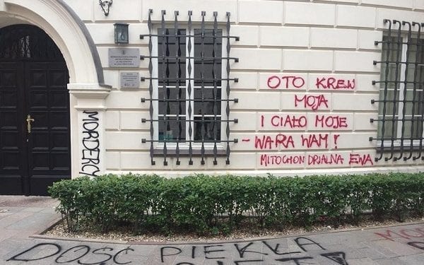 Siedziby warszawskich diecezji zdewastowane: „Mordercy kobiet!”