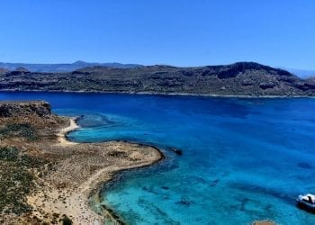 Ta kobieta urlop zapamięta do końca życia. Poszła popływać na materacu, a po chwili… porwały ją fale