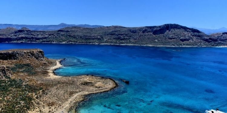 Ta kobieta urlop zapamięta do końca życia. Poszła popływać na materacu, a po chwili… porwały ją fale