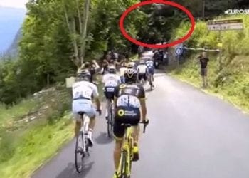 Podczas Tour de France mogło dojść do tragedii. Żartowniś… przeleciał nad głowami kolarzy [WIDEO]