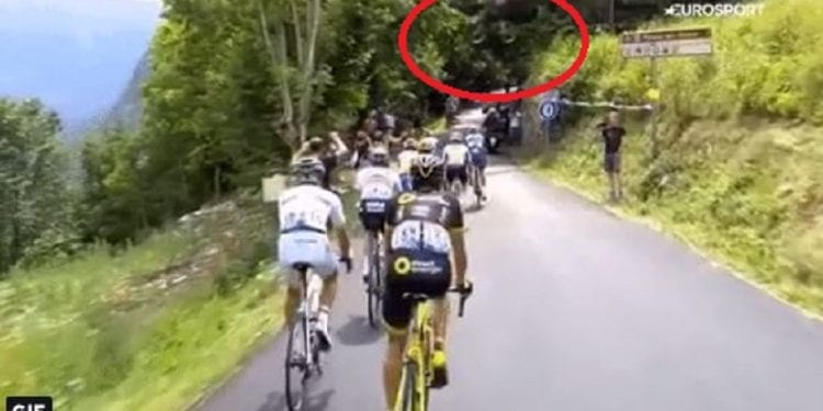 Podczas Tour de France mogło dojść do tragedii. Żartowniś… przeleciał nad głowami kolarzy [WIDEO]