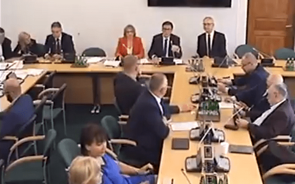 PiS powtarza głosowanie, bo nie miało większości? Kuriozalne zachowanie posła