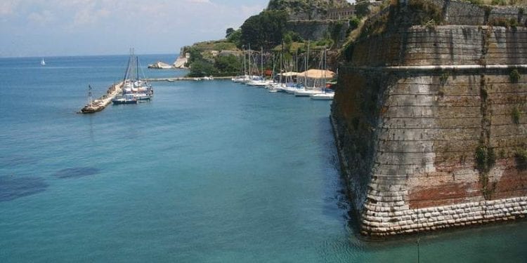 Grecja: Turystka zjadła w hotelu kurczaka. Wkrótce zmarła