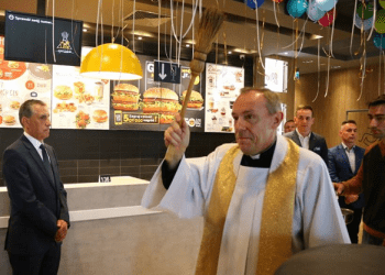 Nakło: Ksiądz na otwarciu McDonalda. „Poświęcił budynek, burgery i frytki”. Internauci komentują [FOTO]