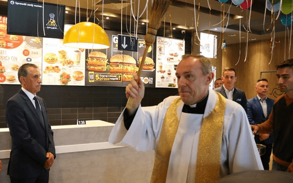 Nakło: Ksiądz na otwarciu McDonalda. „Poświęcił budynek, burgery i frytki”. Internauci komentują [FOTO]