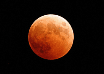 Dwa niezwykłe zjawiska astronomiczne nad Polską. W piątek najdłuższe zaćmienie księżyca i opozycja Marsa