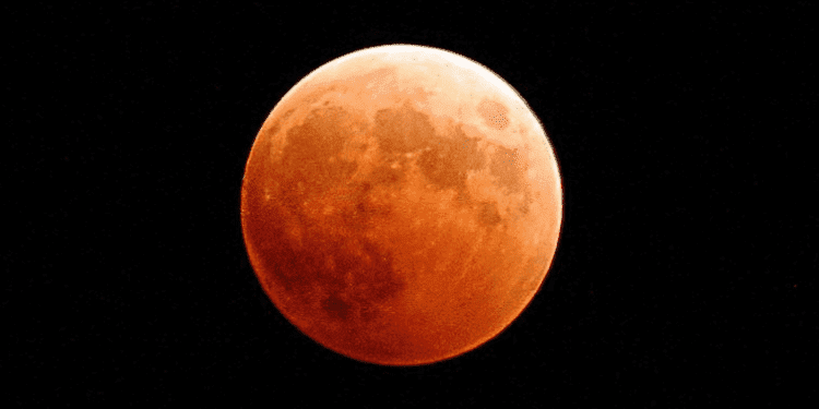 Dwa niezwykłe zjawiska astronomiczne nad Polską. W piątek najdłuższe zaćmienie księżyca i opozycja Marsa