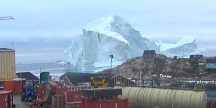 Grenlandia: Ewakuowano wioskę z powodu góry lodowej [WIDEO]